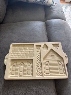 Pampered Chef Stoneware Gingerbread House Maker